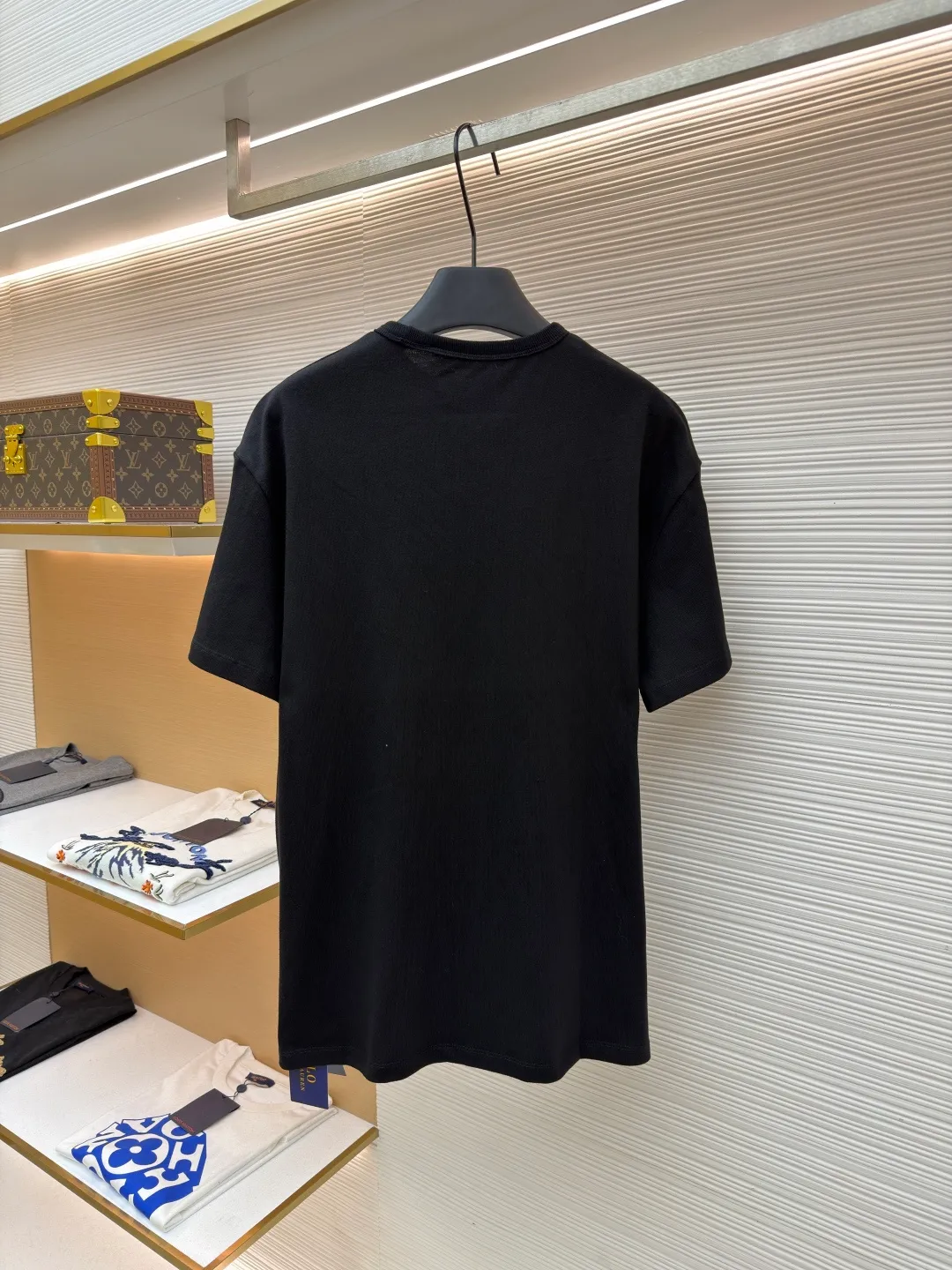 Ralph Lauren logo embroidered short sleeves ●Original version: Purchased and developed for 990 ●Item number: 1682482-X80 ●Material: linen soft plain weave fabric ●Technology: embroidery production ●Color: black ●Version: Fitted version ●Weight: about 280 grams ●Size: S-M-L-XL ●Description: Customized cotton and linen soft plain weave fabric, delicate touch, comfortable and close to the skin, with deep black as the main color Exquisite red pony logo is embellished throughout. It is highly recognizable. It brings an atmosphere of freedom and vitality. A symphony of pure and smart colors. It outlines a high-end outline with extreme simplicity and becomes the smart focus of the vision. It shows taste in silence and adopts imported machine embroidery technology. It uses advanced computer control system and precise mechanical components to realize the iconic pony embroidery operation. High precision. The lines are smooth and delicate. The fabrics have been washed. It has a better hand feel and texture. It is not easy to deform and not shrink. Not easy to fade and maintain long-lasting beauty. The overall wiring is straight and delicate, the fabric is comfortable and soft, and the color is consistent without color difference. It can be matched with the same style to create a fashionable look and control various occasions. Customized accessories, complete with three standards, same style for men and women!